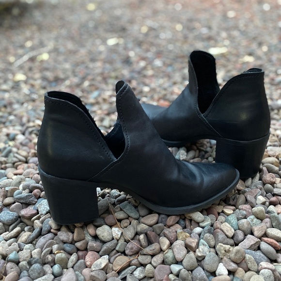 Steve Madden | Gorgeous Leve Block Heel Boots - Picture 7 of 12